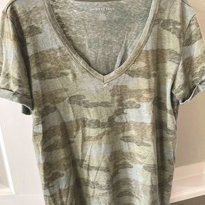 Womens American Eagle camo t-shirt size medium.